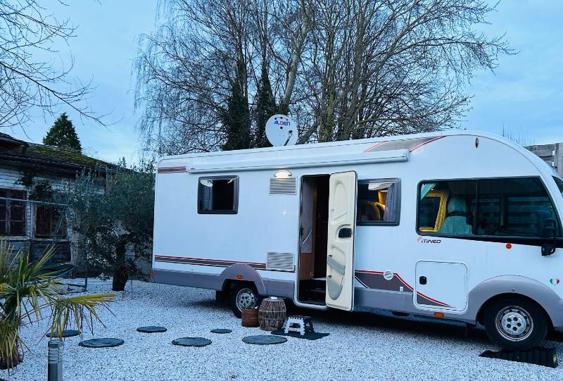Terrain de loisirs en plein centre de Lièvin camping car Images