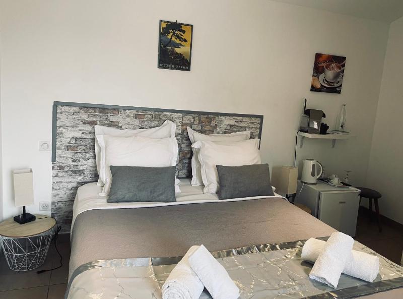 Double Room with Terrace image 3