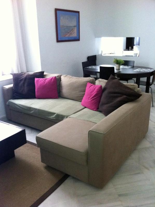 Apartment with a single and double bedroom image 2