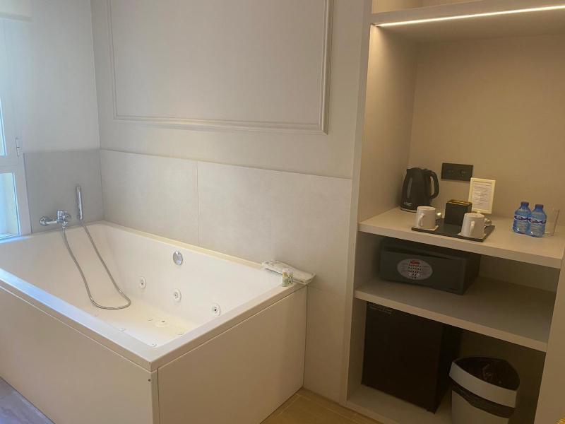 Deluxe Double Room with Spa Bath  image 3