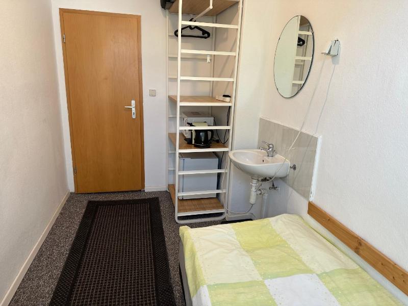 Standard Single Room with Shared Bathroom image 1