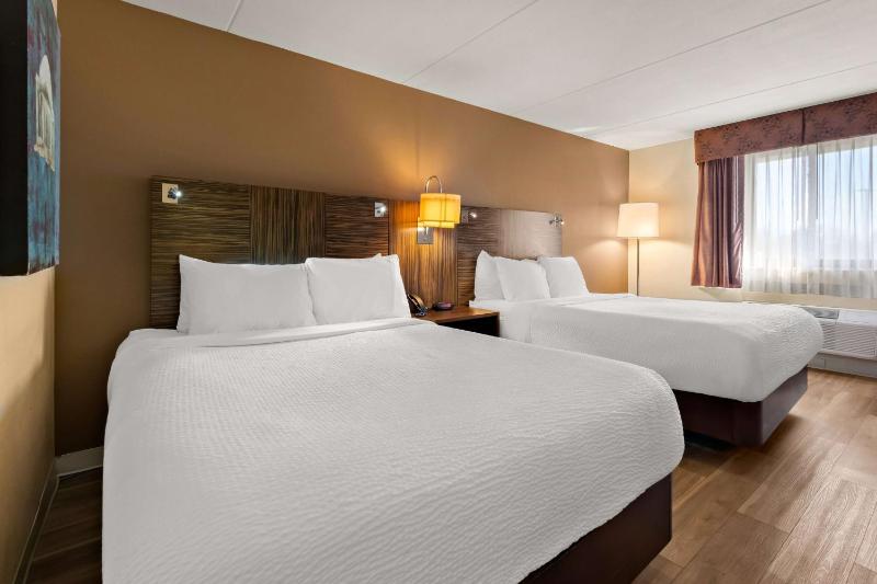 Queen Room with Two Queen Beds - Non-Smoking image 1