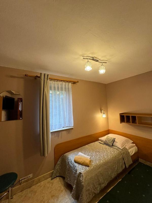 Single Room with Shower image 3