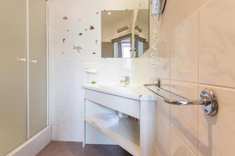 Standard Twin Room image 3