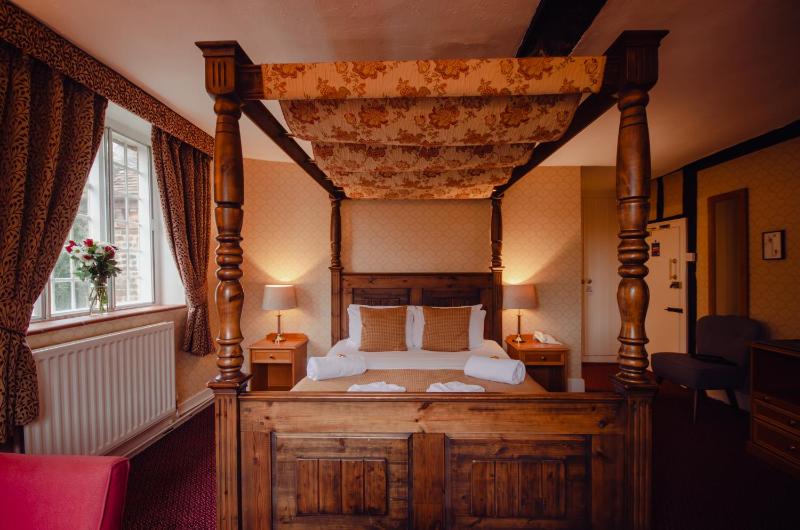 Double Room with Four Poster Bed image 4
