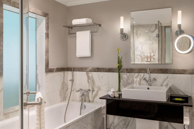 Le Royal Room, Larger Guest room                       image 4