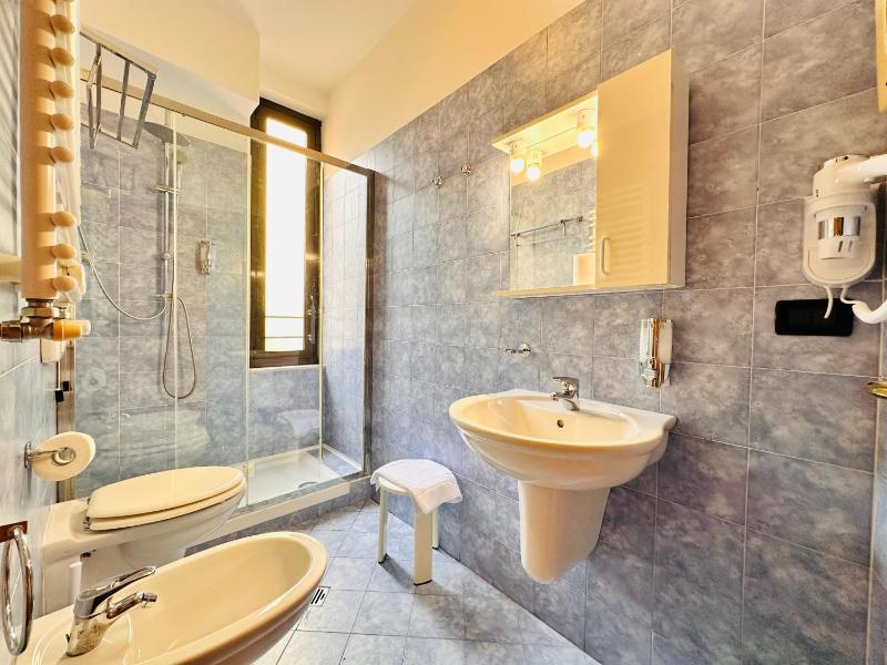Twin Room image 2