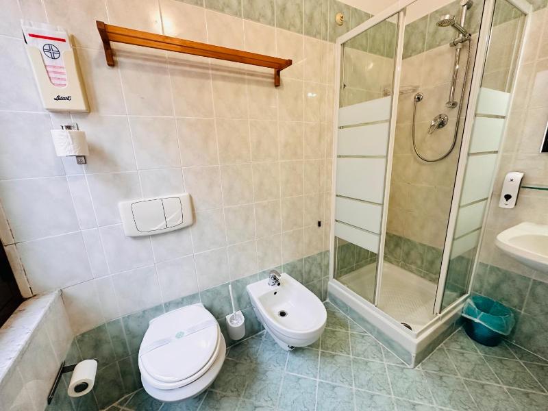 Twin Room image 3