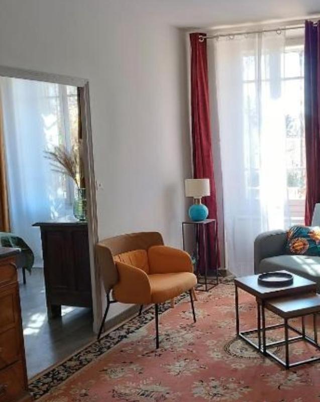 Au pied du château Images