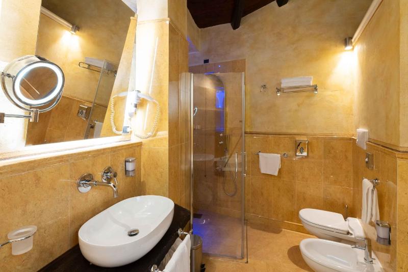 Queen Suite with Spa Bath image 1