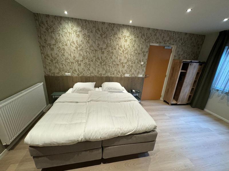 Standard Double Room image 3