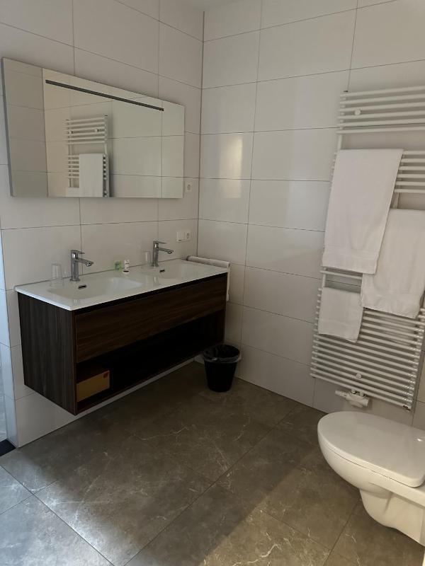 Standard Double Room image 4