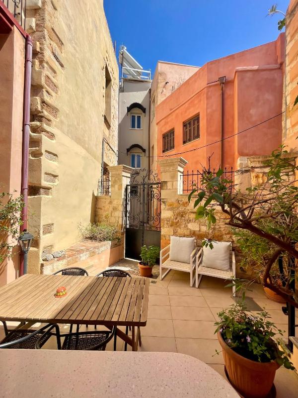 Apartment with Courtyard image 4