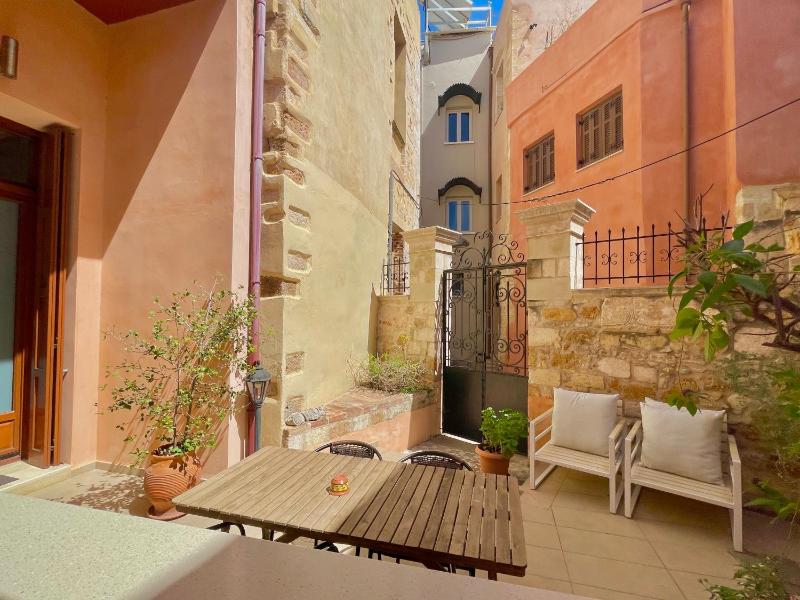 Apartment with Courtyard image 2