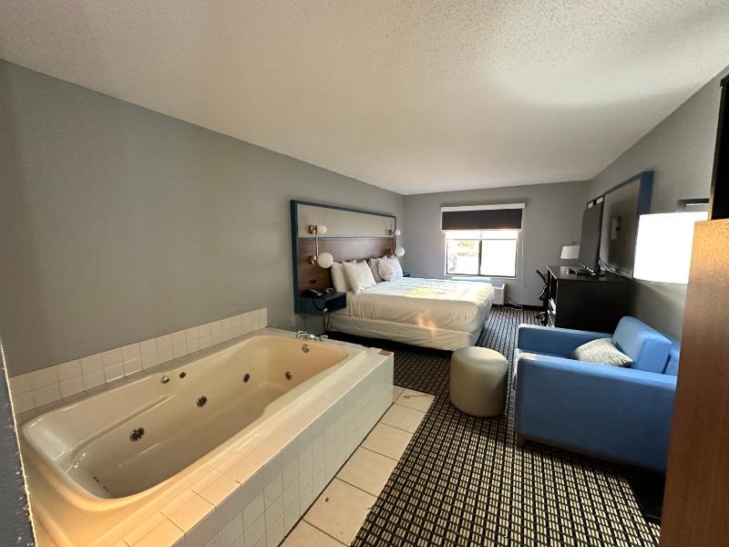 Deluxe King Studio Suite - Non-Smoking image 3