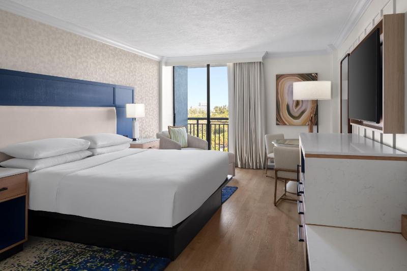 Guest room, 1 King, Partial gulf view, High floor, Balcony image 1