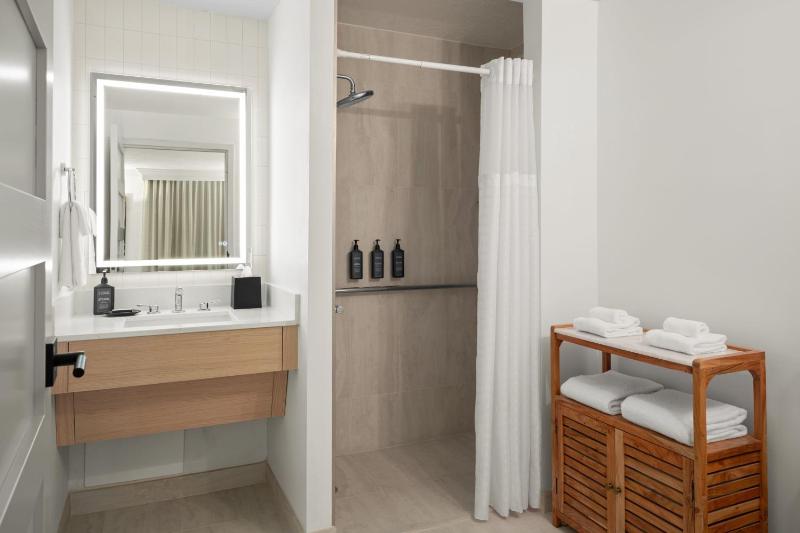 Guest room, 1 King, No view, Low floor image 2