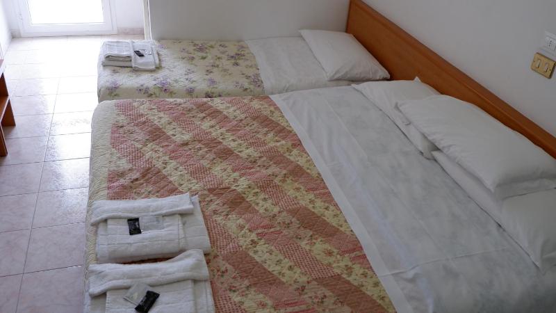 Double Room with Extra Bed image 4