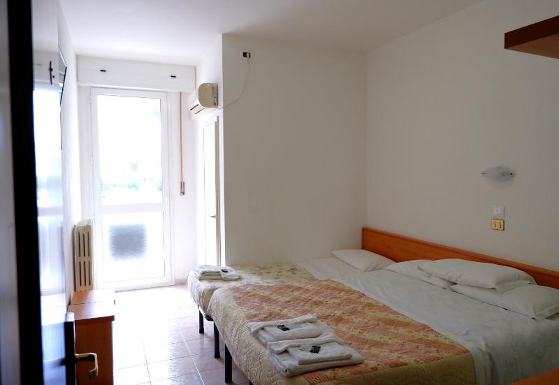 Double Room with Extra Bed image 2