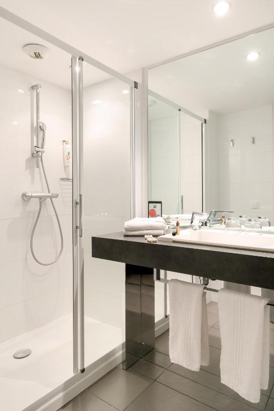 Twin Room image 3