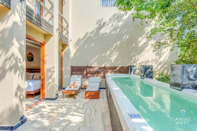 Luxurious Oasis Jacuzzi with Art Gallery and Pool - image 5