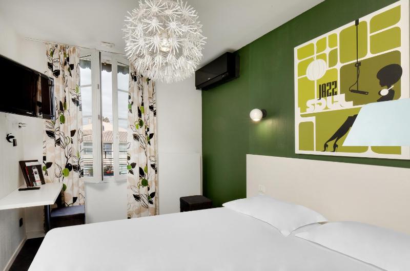 Classic Double Room image 3