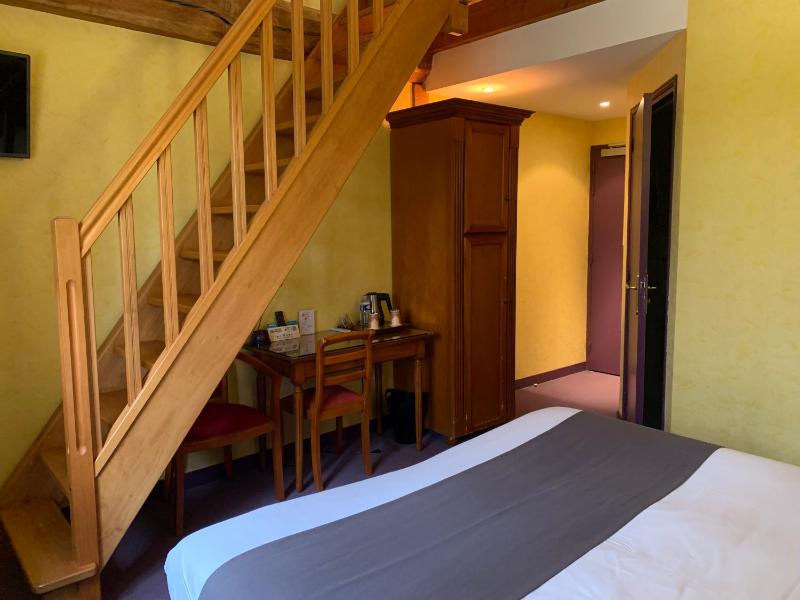 Family Room image 3