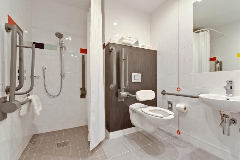 Standard King Room image 3