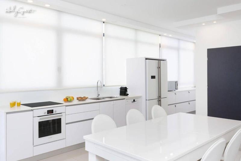 White House 3BR in Gordon Beach by HolyGuest - image 11