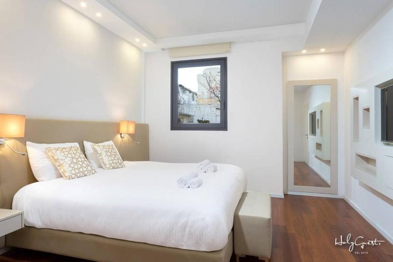 White House 3BR in Gordon Beach by HolyGuest - image 16