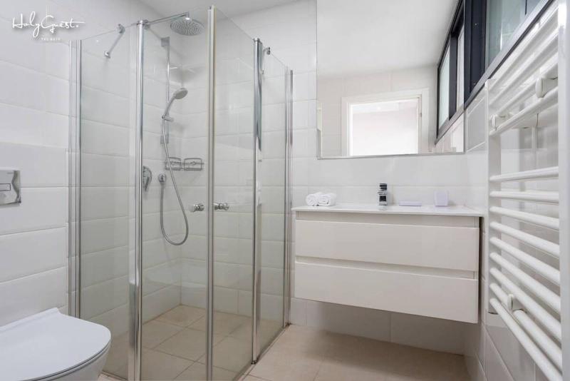 White House 3BR in Gordon Beach by HolyGuest - image 12