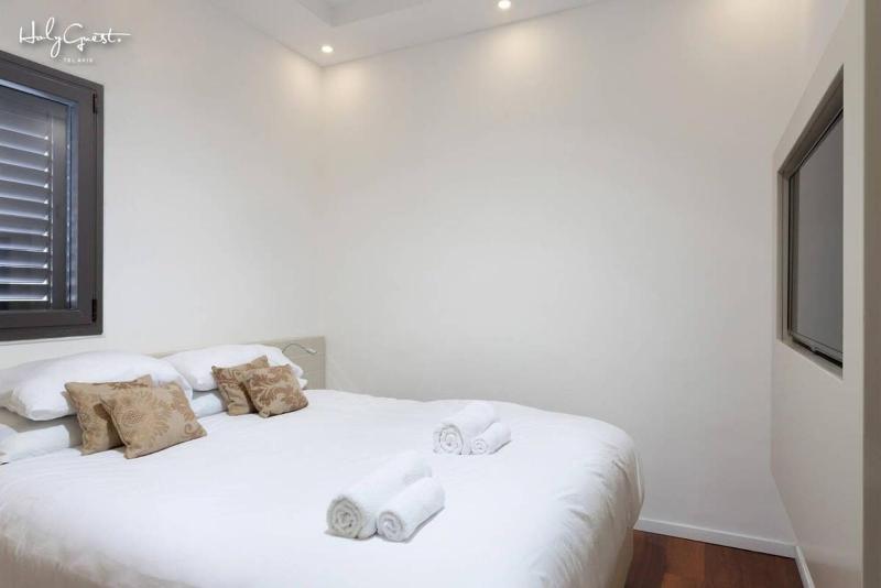 White House 3BR in Gordon Beach by HolyGuest - image 6