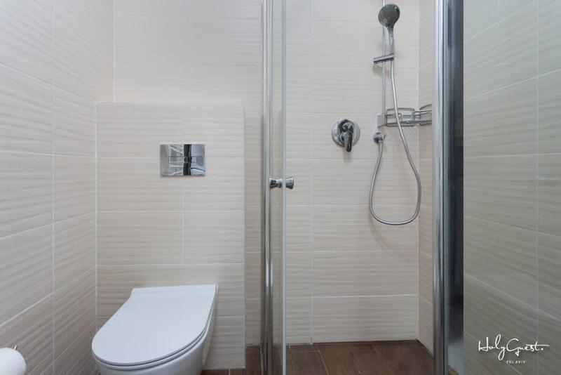 White House 3BR in Gordon Beach by HolyGuest - image 15