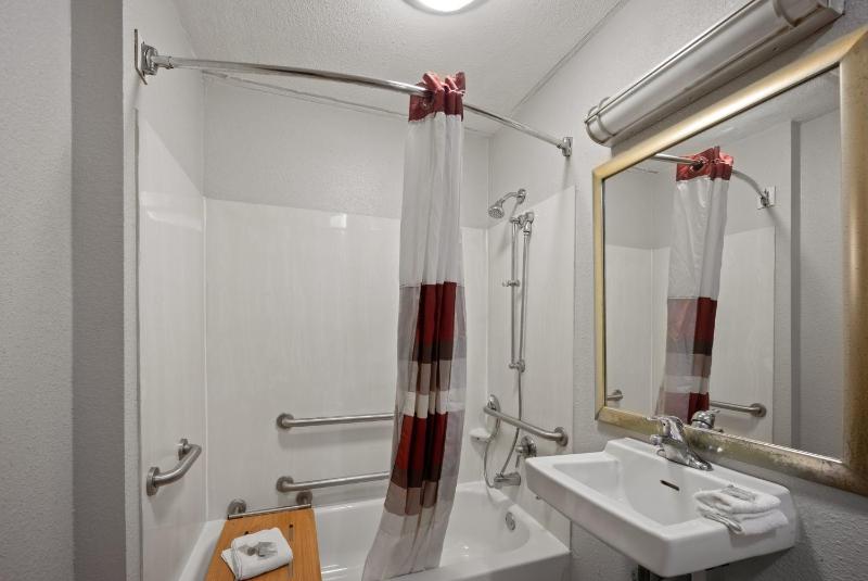 Deluxe King Room Disability Access Smoking image 2