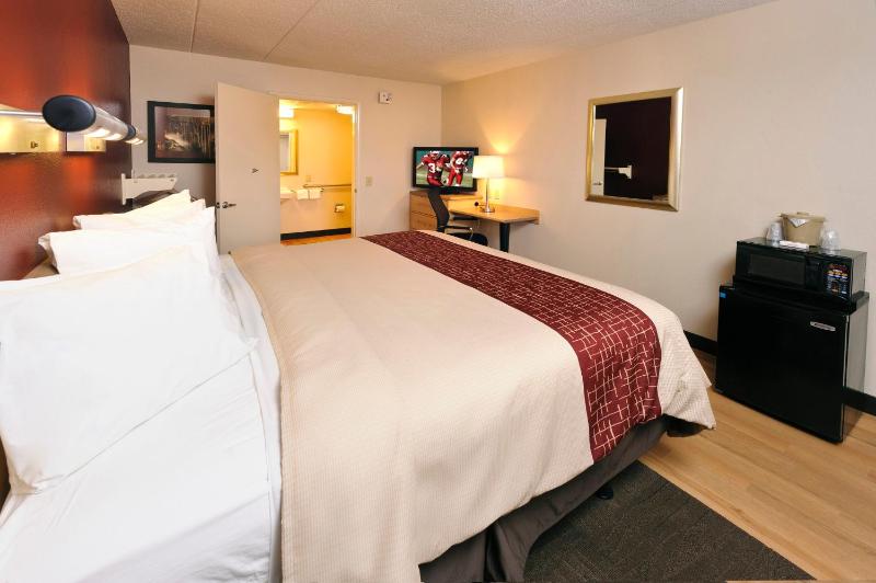 Deluxe King Room Disability Access Smoke Free image 4