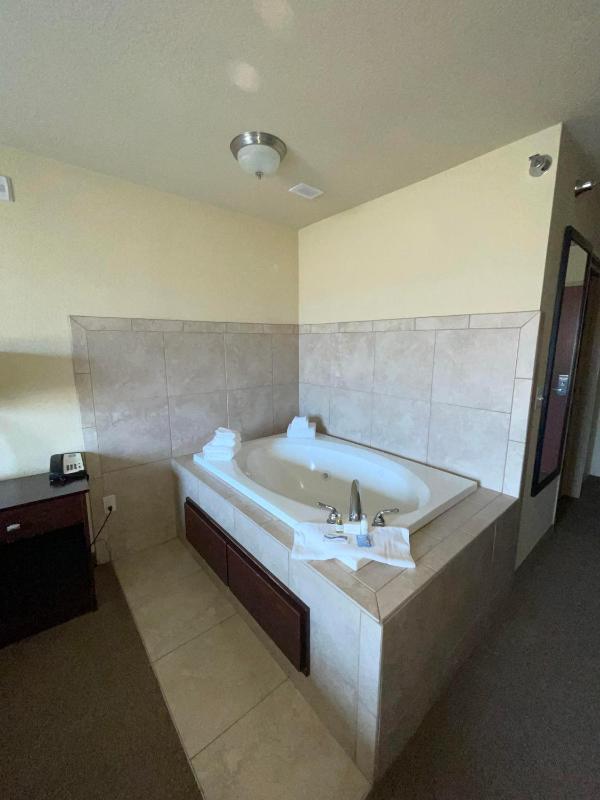 King Suite with Spa Bath image 3
