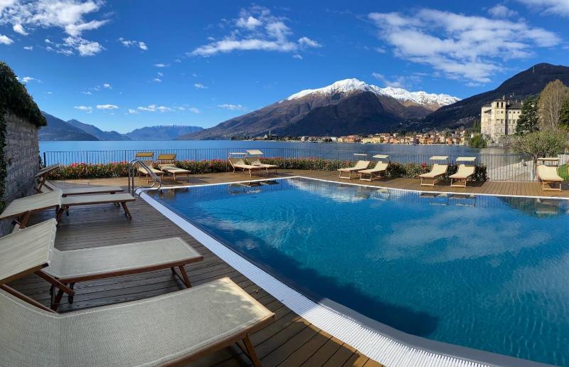 Deluxe Double Room with Balcony image 2