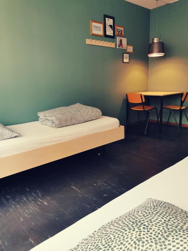 Budget Twin Room with Shared Bathroom image 1