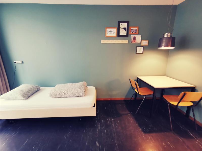 Budget Twin Room with Shared Bathroom image 4