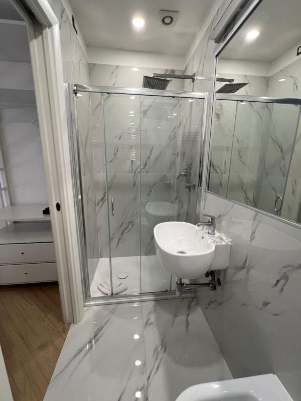 Double Room with Balcony image 4