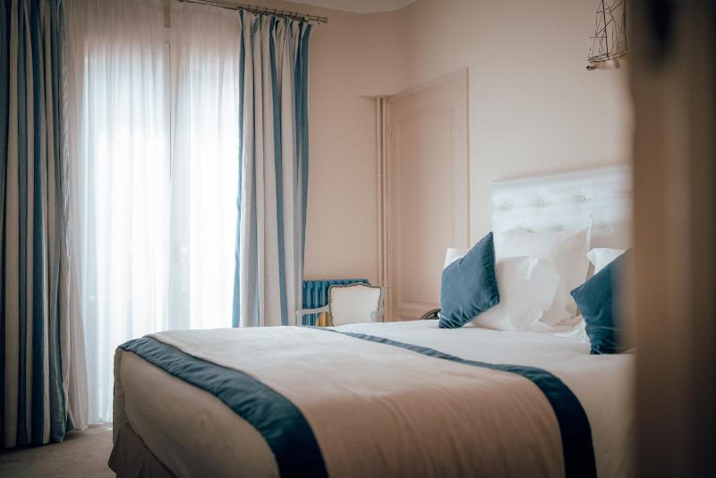 Deluxe Double Room image 2