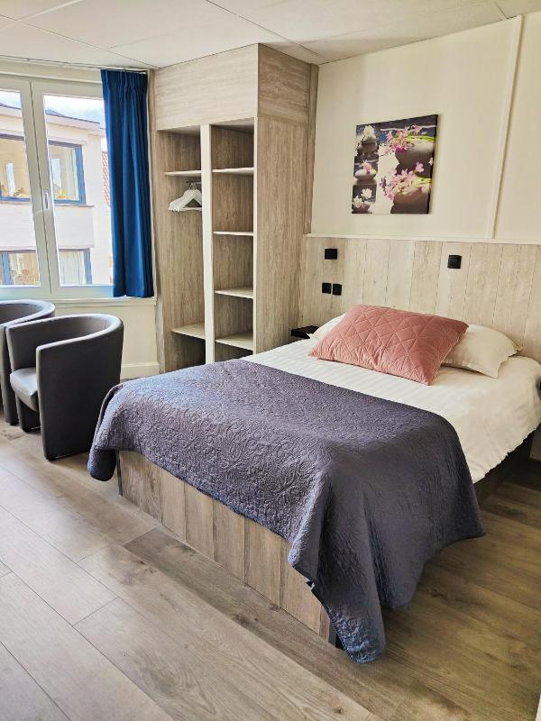 Double Room image 3