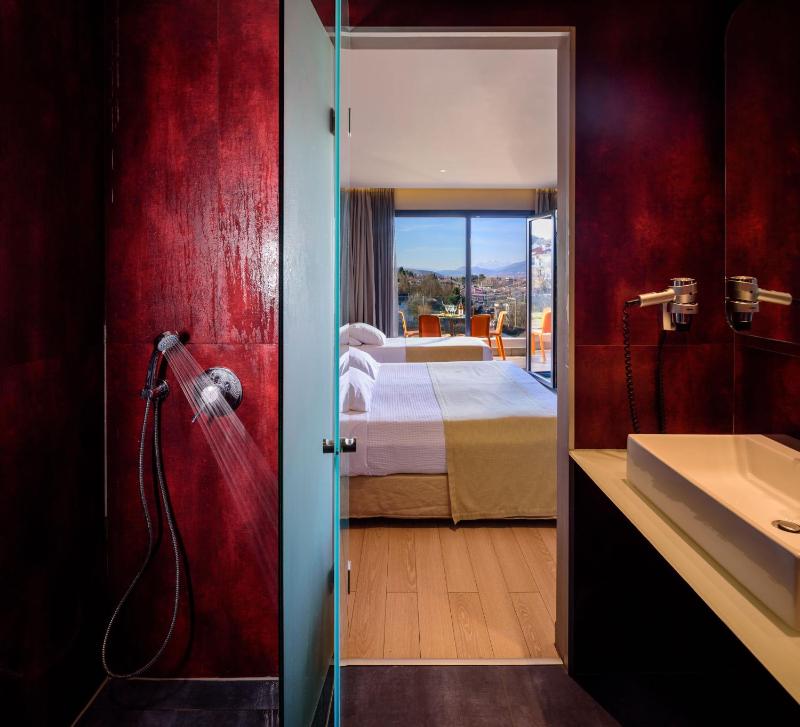 Elegant Triple Room with Mountain View image 2