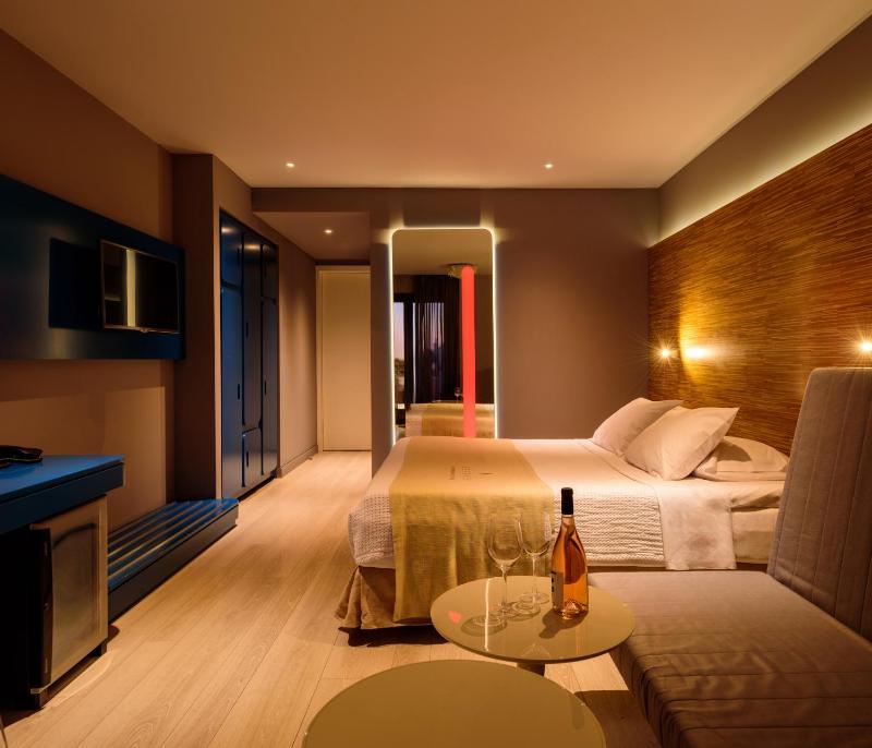 Supreme Quadruple Room with Mountain View image 4
