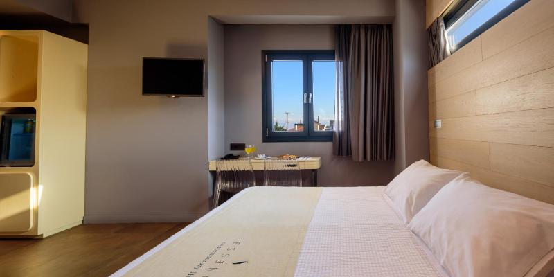 Elegant Triple Room with City View image 2