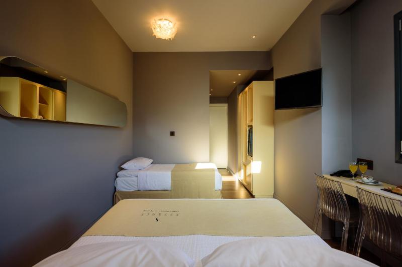 Elegant Triple Room with City View image 3