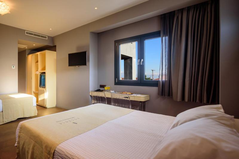 Elegant Triple Room with City View image 1