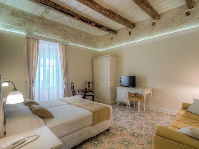 Junior Suite with Balcony image 3