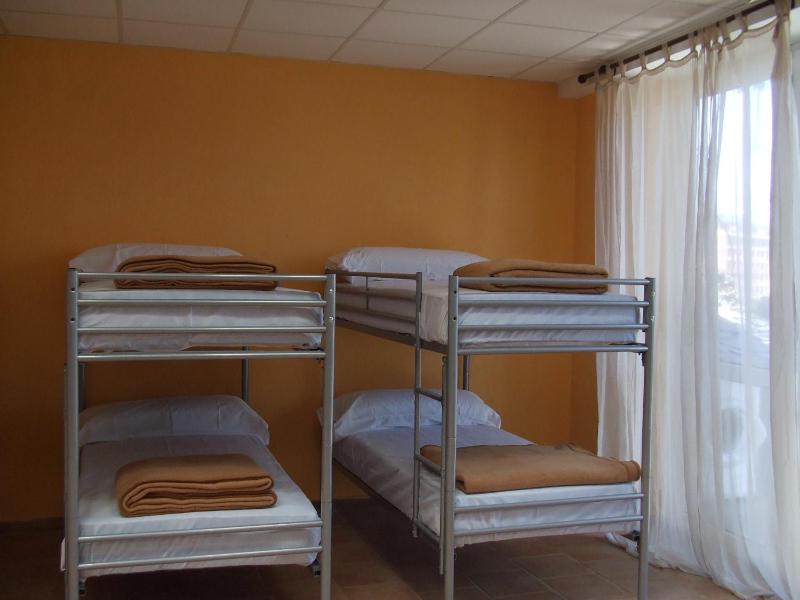 Bed in 16-Bed Mixed Dormitory Room  image 2