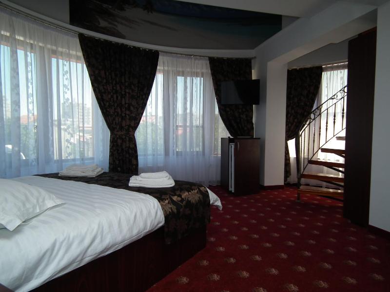 Vila Queen Mary - image 38